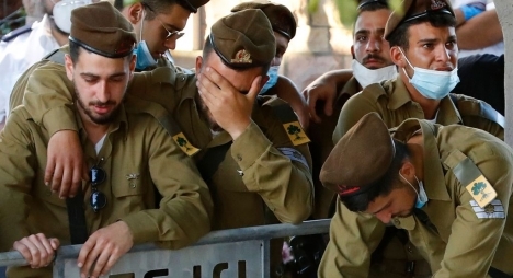 الرعب من الفلسطينيين يقتل ضابطين "اسرائيليين" بنيران صديقة 